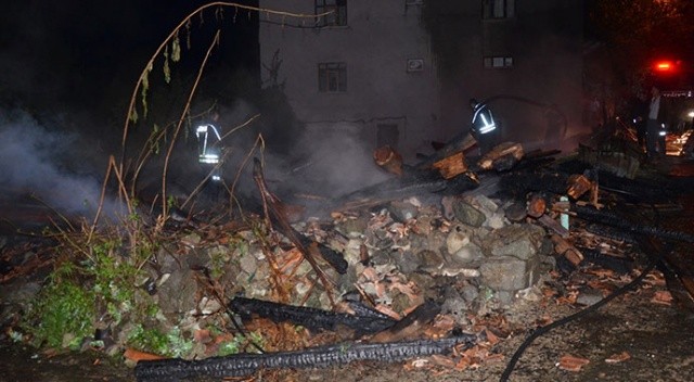 Samsun’da yangın! 2 ahır, 1 ambar ve 2 garaj yeri kül oldu