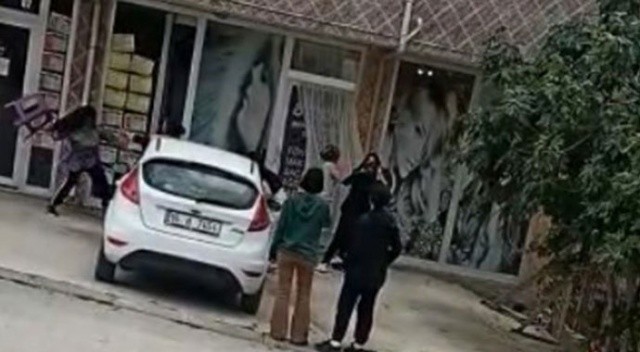 Sokak ortasında saç saça baş başa birbirine girdiler