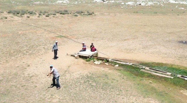 Antalya’da çoban sopa ile drone kovaladı