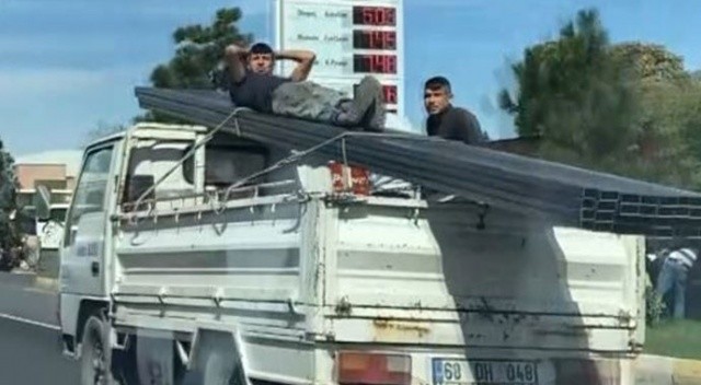 Canını hiçe saydı!  Kamyonet kasasında yürekleri ağza getiren yolculuk
