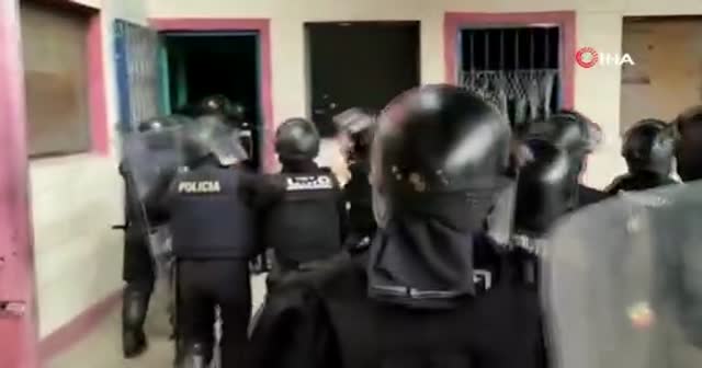 Ekvador’da mahkumlar polise ateş açtı