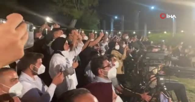 Erdoğan'dan gençlerle türkü resitali