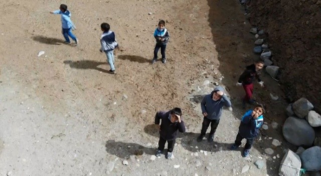 İlk kez drone gören çocukların şaşkınlığı kameralara yansıdı