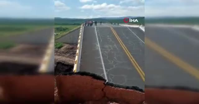 Meksika'da köprü çöktü, otoyol yarıldı! Ölü ve yaralılar var