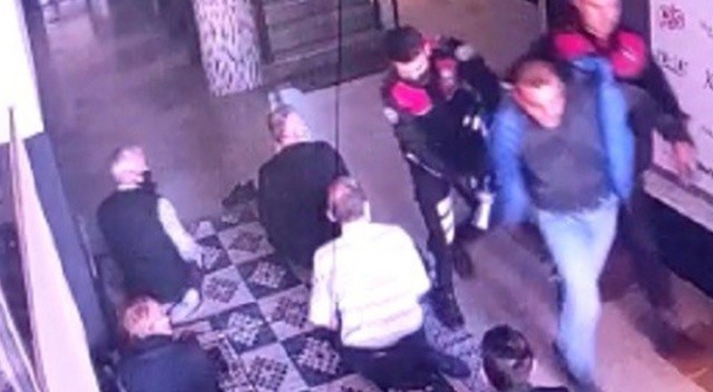 Namaz kılarken neye uğradıklarını şaşırdılar