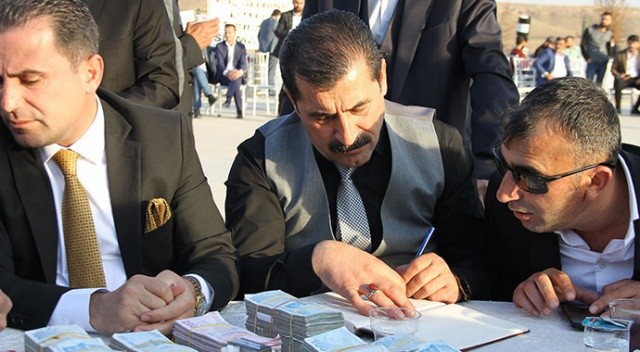 Aşiret düğünde servet saçtılar: Gelin ve damada 1 milyon 258 bin TL takıldı