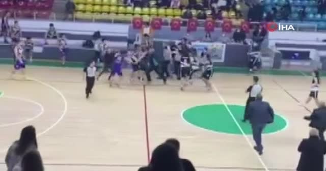 Basket sahası, boks ringine dönüştü: Tekme tokat birbirlerine girdiler