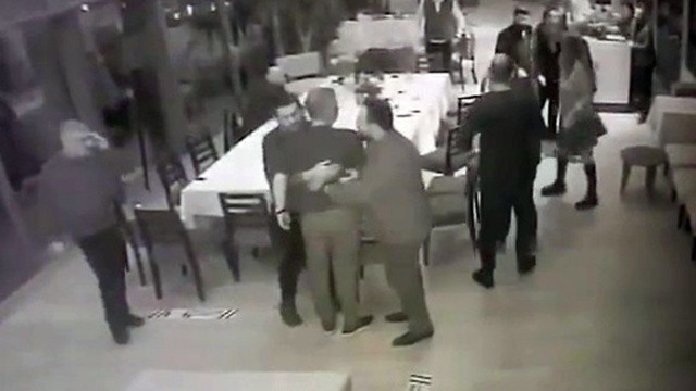 Cengiz Kurtoğlu, iş adamına bıçakla saldırdı!  O anlar kamerada