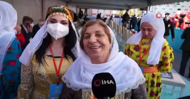 Cumhurbaşkanı Erdoğan, yöresel kıyafetli Batmanlı kadınların Kürtçe şarkılarıyla karşılandı