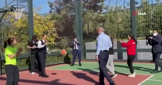 Cumhurbaşkanı Ümraniye Millet Bahçesi'nde: Erdoğan gençlerle basketbol oynadı