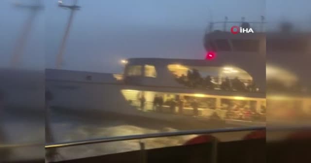 Faciaya ramak kaldı! İstanbul'da iki vapur, yoğun sis nedeniyle çarpışma tehlikesi yaşadı