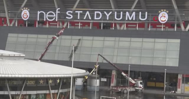 Galatasaray NEF Stadyumu'nda vinç devrildi: 3 yaralı