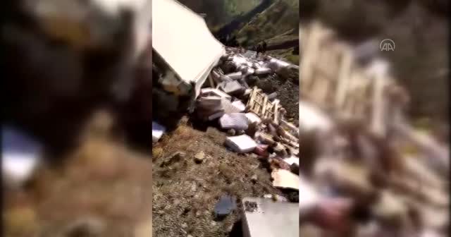 İran'da devrilen Türk tırındaki ürünler yağmalandı