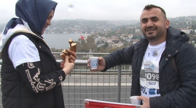 Maraton heyecanı vatandaşları da sardı: Boğaza karşı çay simit keyfi yaptılar