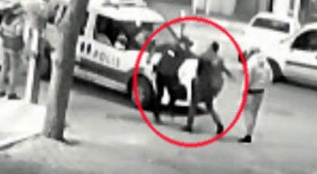 Polisi sırtından bıçaklayarak kaçmaya çalıştı: Bacağından vuruldu