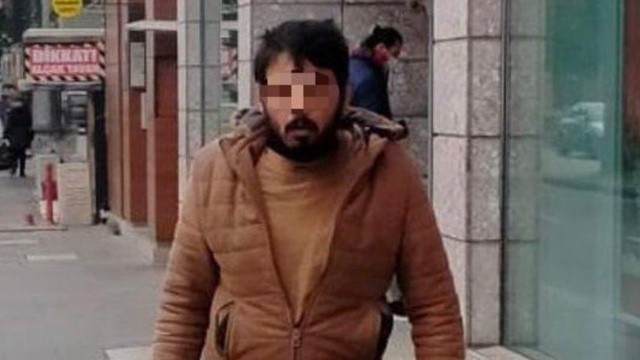 Yabancı uyruklu maganda, yoldan geçen kadına yumruk attı