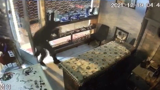 4 hırsız 14 dakikada kuyumcu soydu