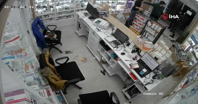 Ankara'da maganda kabusu: Eczane çalışanına yumruk attı