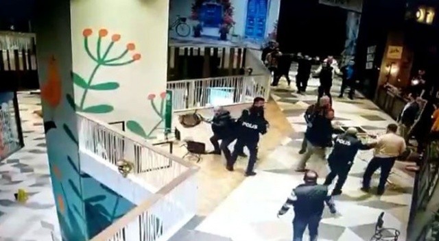 AVM savaş alanına döndü: Sandalye ve masalarla birbirlerine girdiler