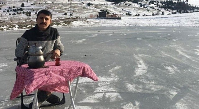 Buz tutan gölde semaver keyfi: Önce bisiklete bindiler sonra çay içtiler