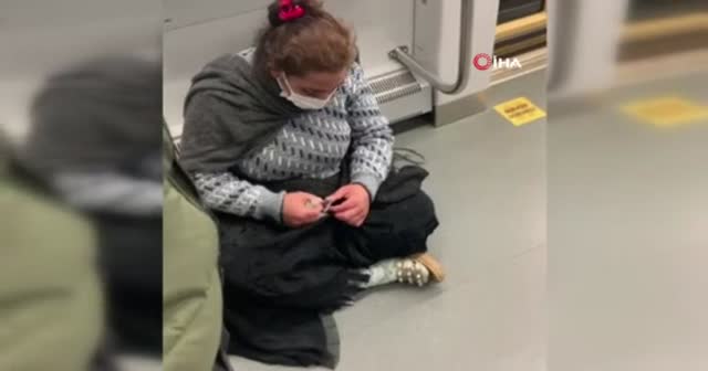 Durakta dilenirken topladığı paraları metroda saydı