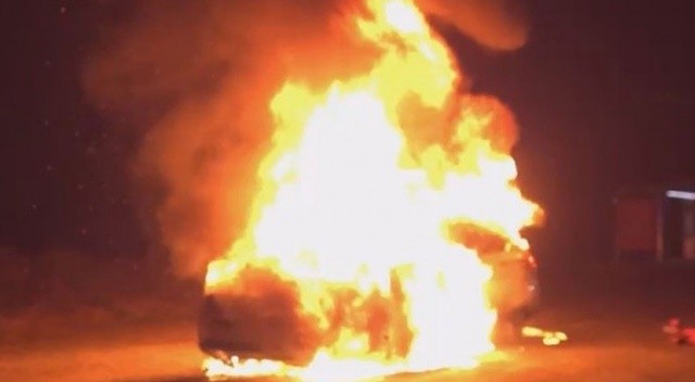 E-5'te bir araç alev aldı! Trafik durma noktasına geldi