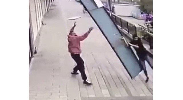 Fırtınada yardıma gitti, tabela ile birlikte uçtu
