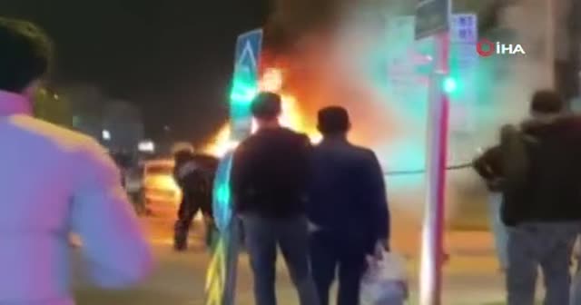 Otomobil cadde ortasında alev alev yandı