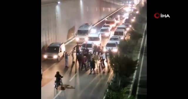 Trafikte durup göbek attılar: Düğün konvoyuna oyun havası cezası