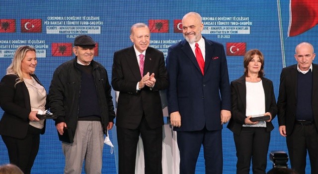 Erdoğan, Arnavutluk’ta yapılan deprem konutlarını sahiplerine teslim etti