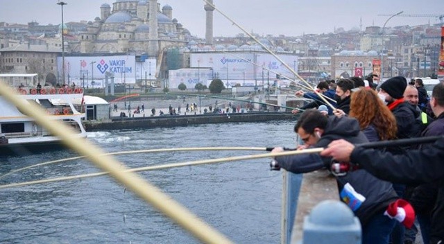 Gazeteciler Fatih’te buluştu! Haliç’e karşı olta attılar
