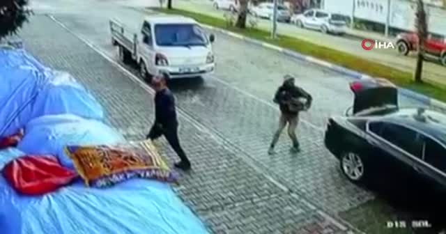 İnsanlığın öldüğü anlar: Patron, arabası kirlenmesin diye işçisini bagaja bindirdi