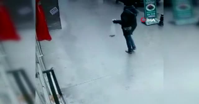 İş yerindeki Türk bayrağını indirmeye çalışan provokatör yakalandı