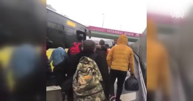 Metrobüs arızalandı, yolcuları durağa kadar yürüdü