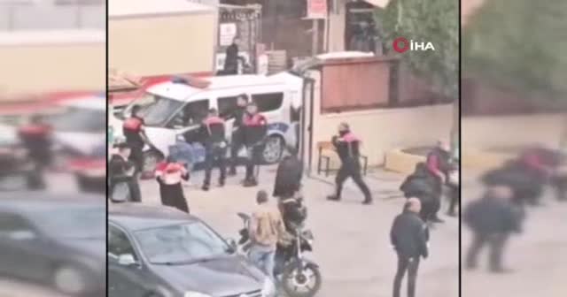 Öğrencilerin kavgasına veliler de karıştı: Yaralılar var
