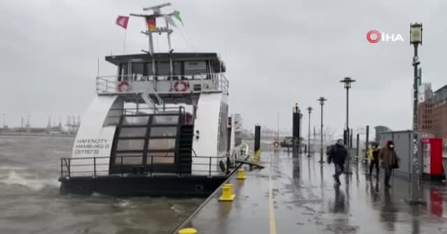 Almanya'da korku dolu anlar: Seyir halindeki feribotun camları patladı