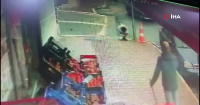 Esenyurt'ta dehşet anları! Falçatayı kafasına sapladı