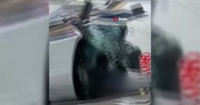 Feci kaza! Sürücü öldü, etraftakiler aracını yağmaladı