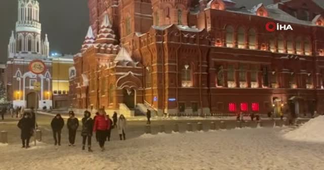 Moskova’da kar yağışı Kızıl Meydan’da kartpostallık görüntüler oluşturdu