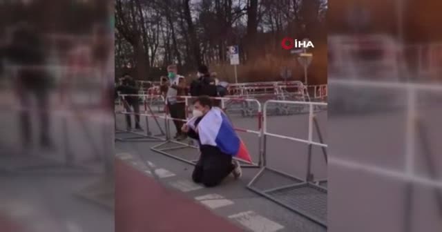 Rus protestocu Ukraynalıların önünde diz çöküp özür diledi
