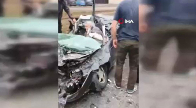 Rus tankı sivil aracı ezdi, sürücü ezilen araçta mahsur kaldı