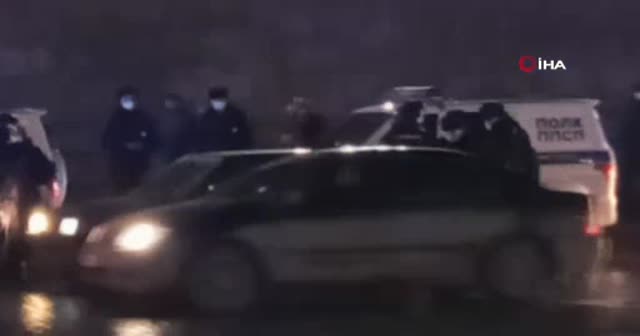 Savaşa karşı gösterilere polis müdahalesi: Beni tutuklamayın, Putin'i tutuklayın