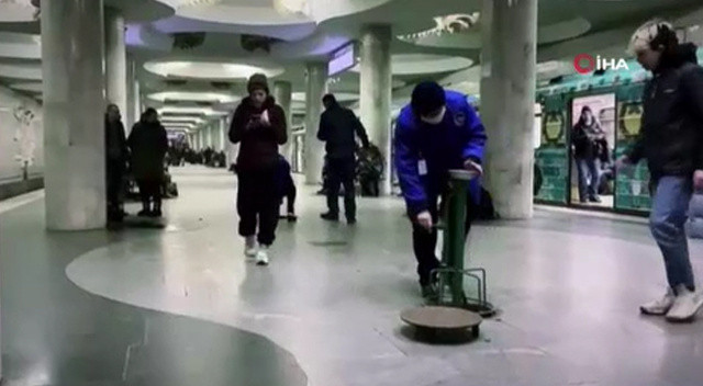 Ukrayna’da halk metro istasyonuna sığındı