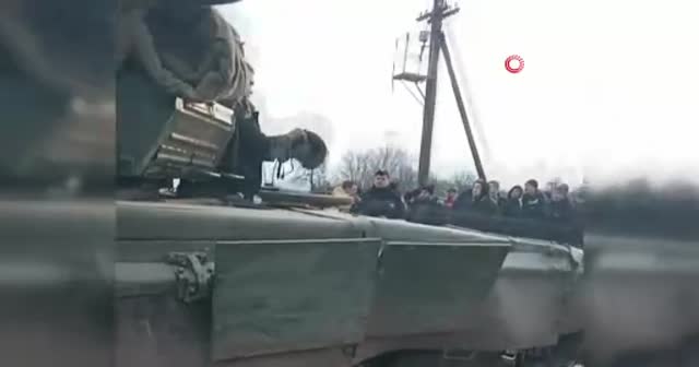 Ukrayna’da siviller Rus tankını durdurdu
