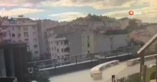 Üsküdar'da binada yaşanan patlama anı güvenlik kamerasına yansıdı