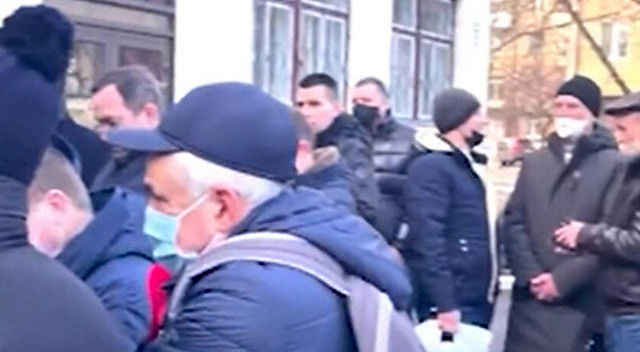 Zelenski'nin direniş çağrısına anında cevap: Halk askerlik şubelerine akın etti