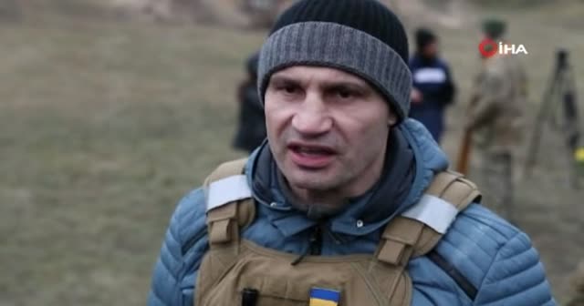 Belediye Başkanı, 'Kiev'den vazgeçmeyiz' deyip soluğu askerlerin yanında aldı