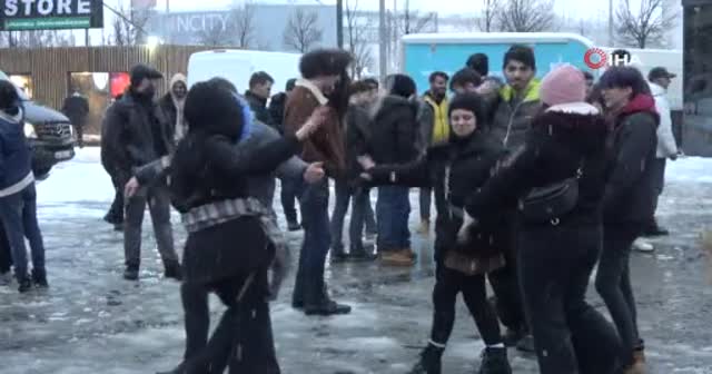 Belediye çaldı, vatandaş oynadı: Oyun havalı kar sevinci