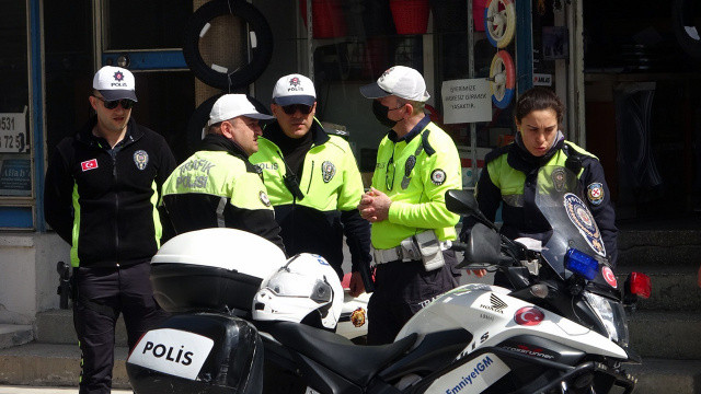 Dur ihtarına uymadı, kadın polisi kaputun üzerinde sürükledi