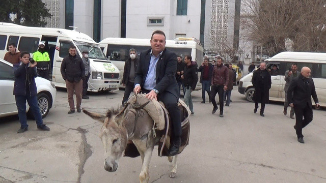 Gelecek Partili Başkan'ın eşekli zam protestosu düşmesiyle son buldu